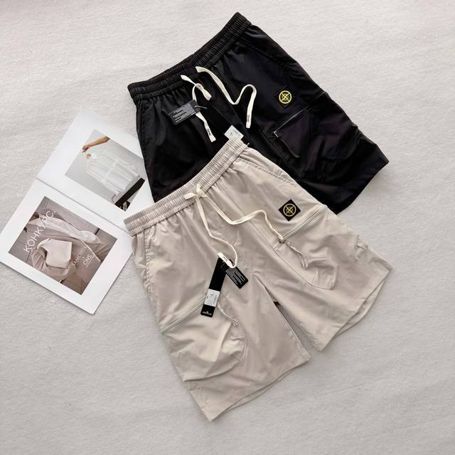 Stone Island 石头岛海外大口袋休闲五分裤 运动短裤 今天的这款短裤非常百搭，不是那种很垮的裤型，是特别工装短裤，Aq一切都是那么恰到好处，给人一种轻