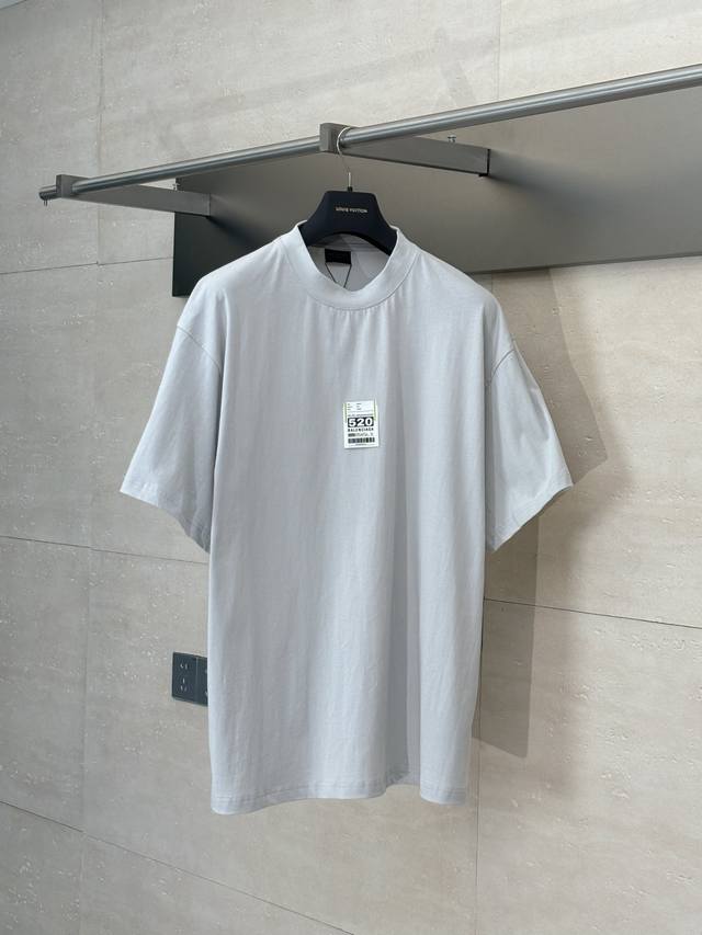男款 Balenciag* 巴黎Blcg 25Ss 520标签限定短袖 定织定染200克双纱平纹面料，通过高支数双纱并线工艺增强织物密度，平衡挺括性与透气性，确