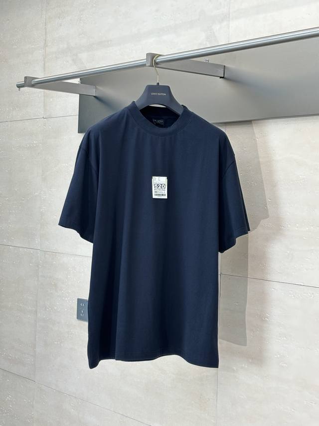 男款 Balenciag* 巴黎Blcg 25Ss 520标签限定短袖 定织定染200克双纱平纹面料，通过高支数双纱并线工艺增强织物密度，平衡挺括性与透气性，确