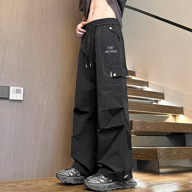 Arc'teryx 始祖鸟伞兵裤 男女同款 海外专柜机能休闲裤，小红书主播推荐，上身质感满满，版型立体，完美修饰腿型，可随意日常搭配，不费劲就能穿出你的专属特色