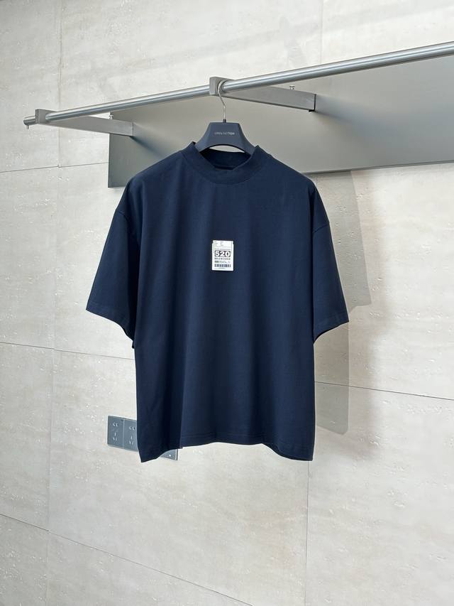 女款 Balenciag* 巴黎Blcg 25Ss 520标签限定短袖 定织定染200克双纱平纹面料，通过高支数双纱并线工艺增强织物密度，平衡挺括性与透气性，确