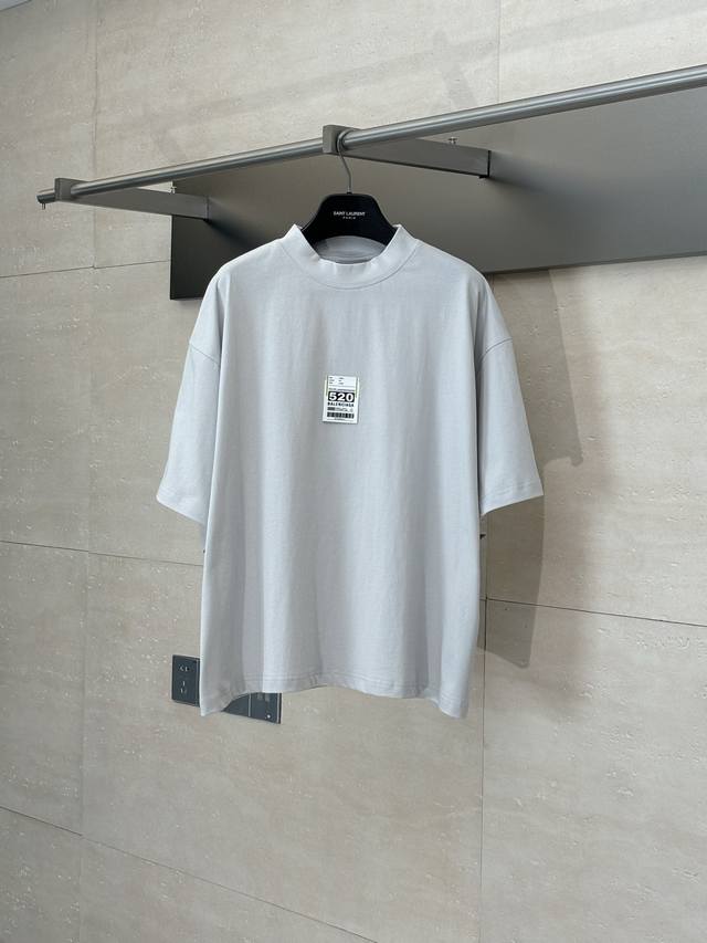 女款 Balenciag* 巴黎Blcg 25Ss 520标签限定短袖 定织定染200克双纱平纹面料，通过高支数双纱并线工艺增强织物密度，平衡挺括性与透气性，确