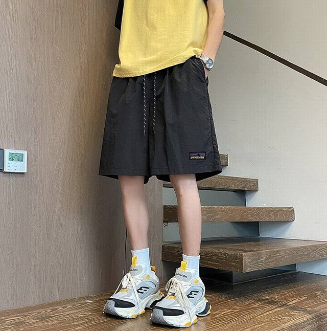 巴塔海外限定短裤，25Ss夏季新款五分裤，今年最流行面料冲锋裤，登山裤 上身非常简单帅气有型的一款 男女情侣款都能轻松驾驭. 面料质感非常柔软舒适 设计感十足