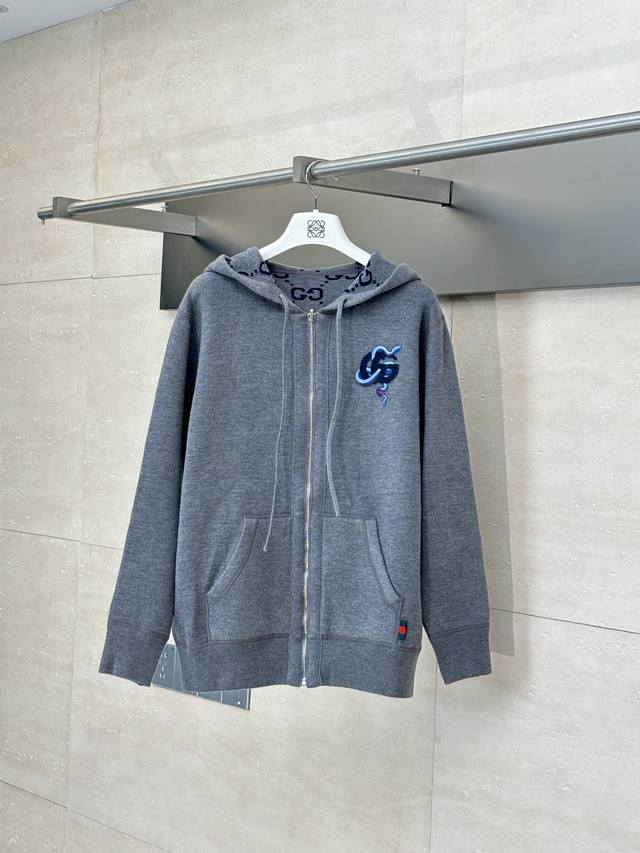 Gucci* 古驰 25Fw新款蛇年限定双面穿羊毛针织外套 蛇型图案以印花或刺绣细节匠心呈现，与品牌标识相映成趣，为2025早春系列的多款男士成衣单品增色添彩。