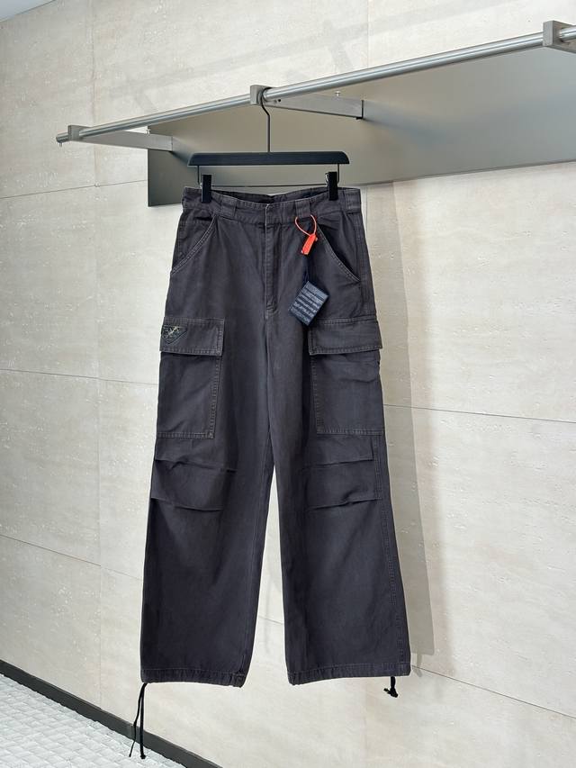 Prada* 普拉达 25Fw新款做旧三角皮革徽标长裤 定制粗粝洗褪小朱帆精织料 质感十足 舒适贴肤 复古做旧三角皮革徽标点缀 以洗水复古渐变色为升华 增添一抹
