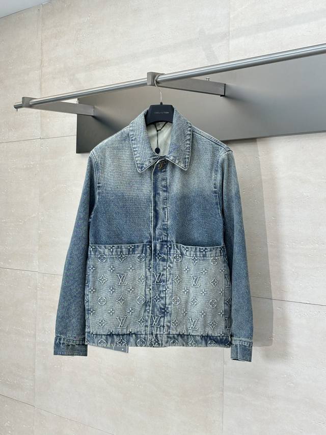 Lv 路易25春夏新款经典标识压纹牛仔夹克外套 新款工装衬衫以笔直线条和暗扣前襟流露简约风范，经由 Dna 方领抚平凌厉质感。 Monogram 压纹帆布融入正