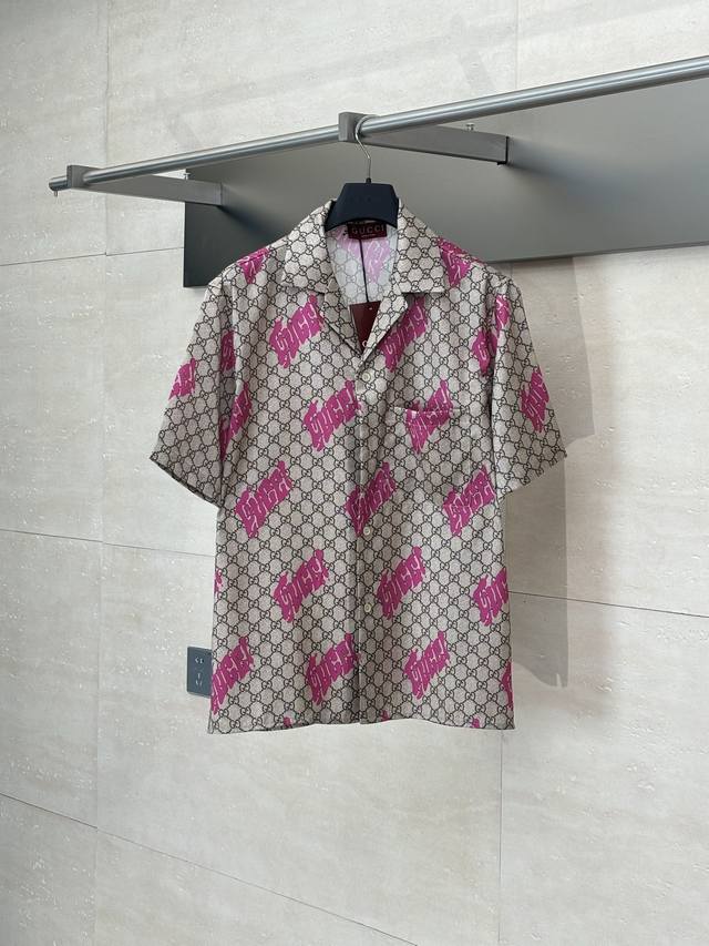 Gucci* 古驰 2025Ss春夏新款针织翻领短袖衬衣 经典咖色双G互扣图案，满身粉色字母Logo印花 前胸贴布口袋，刻字纽扣开合门襟 直筒剪裁版型不挑人穿