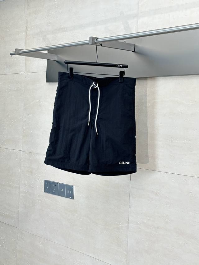 Celine* 赛琳 25Ss新款字母印花百慕短裤 面料是由尼龙定制而成具有较高的弹性 能够迅速恢复到原来的形状 这使得尼龙短裤在保持舒适度的同时 也具有较好的
