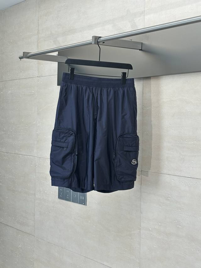 Moncler* 蒙口25新款三方联名可 可收纳 尼龙短裤 选用100%定制锦纶尼龙面料制成，通过高密度经纬编织技术打造抗撕裂表面，单层克重精准控制在150G