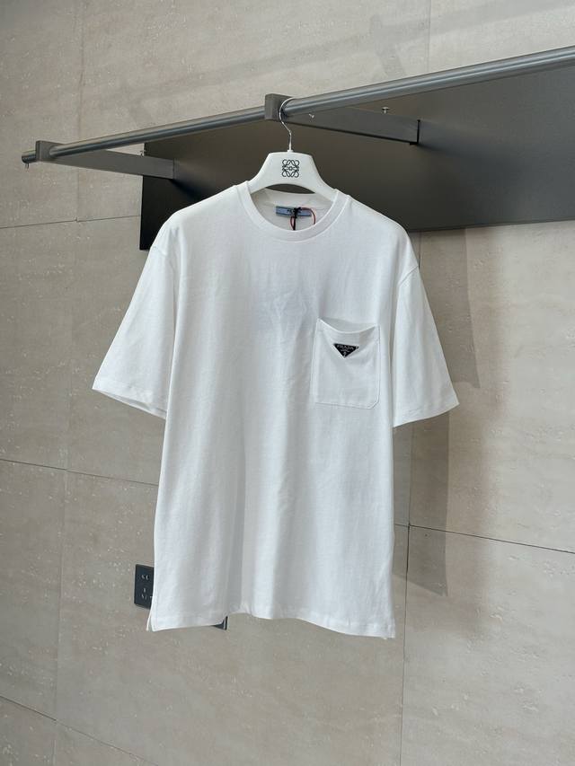 Prada* 普拉达 25Ss口袋三角标短袖T恤 定制丝韵柔滑棉平纹绸 透气清爽 舒适贴肤 标志性Prada三角标点缀胸前 彰显品牌魅力 加以口袋设计巧妙融合