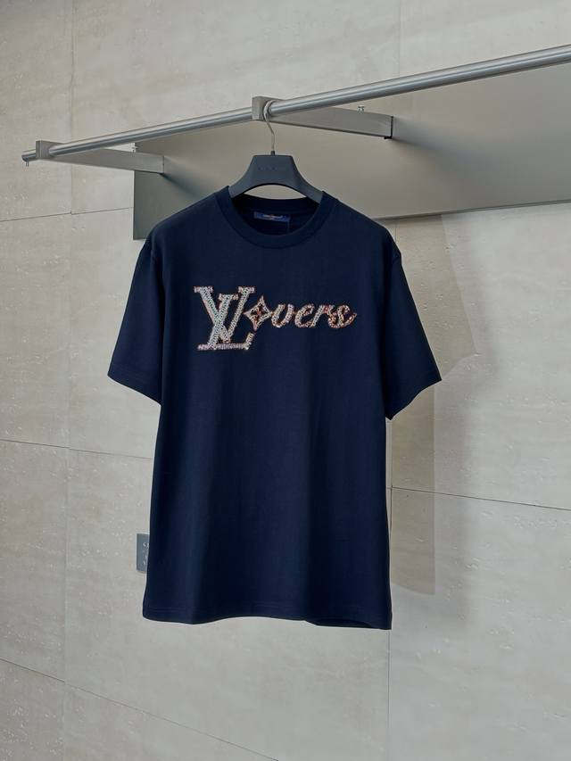 Lv 路易 24Fw 珠片绣花短袖 原11,700购入，采用16S平织优质麻棉克重230G，搭配32S双纱拉架螺纹，面料螺纹同缸定染。图案刺绣采用榻榻米工艺，串