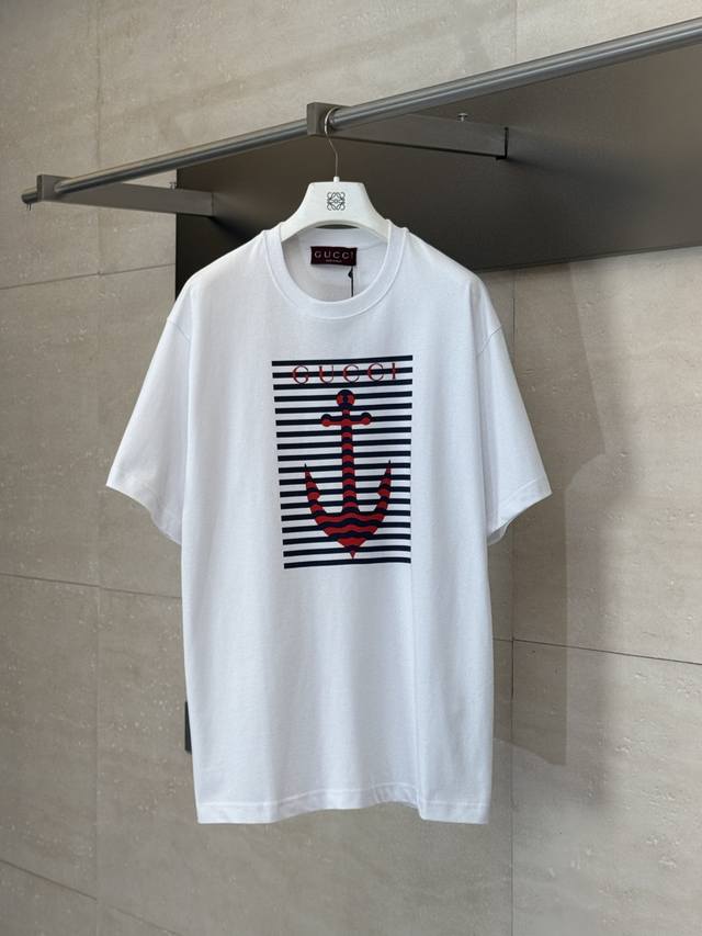 Gucci* 古驰 25Ss新款船锚印花圆领短袖 采用15S精棉平纹面料，230G；搭配32S双纱螺纹，300G。采用精梳工艺处理的棉纤维制成的平纹织物，相对于