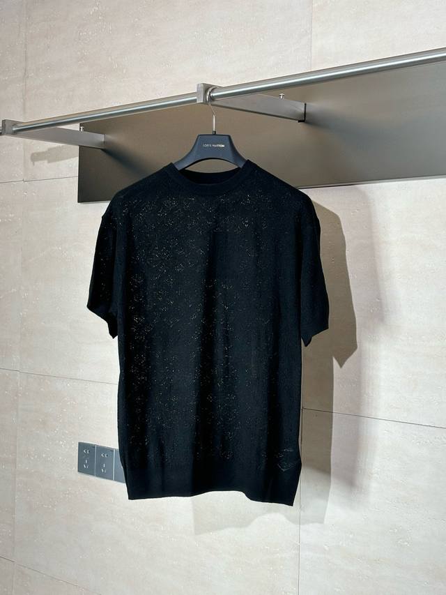 Lv* 路易 25Ss提花镂空针织衫短袖上衣 采用定制提花针织面料，面料舒适柔软，亲肤透气，全幅饰以品牌标识提花做装饰，提花按原版1：1定位，每一个点位大小都与