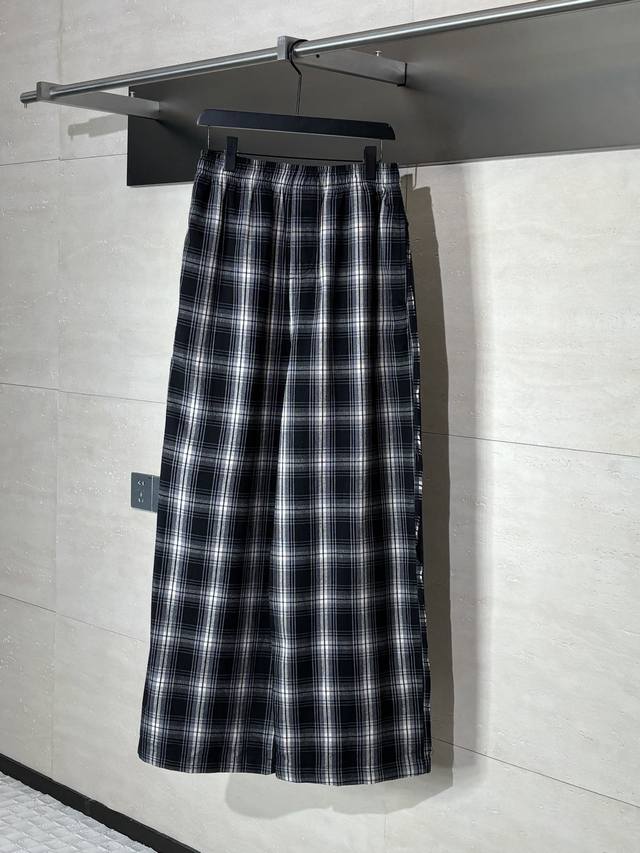 Balenciaga* 巴黎25Ss 拼接格子长裤 定织定染色织格子面料，采用高支精纺纱线，通过双色经纬纱线精密交织形成立体格纹，纱线配比与张力需严格把控以确保