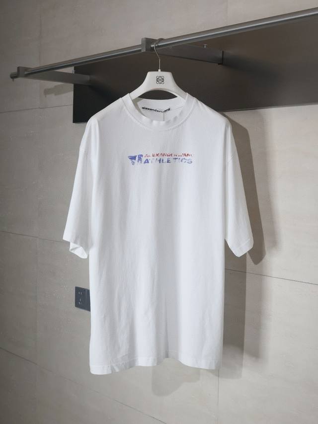 Alexander Wan* 大王 25Ss 模糊字母短袖T恤 面料采用230克双纱全棉面料 搭配十字拉架罗纹 根据原版开发高领口原汁原味 版型一刀未改 印花采