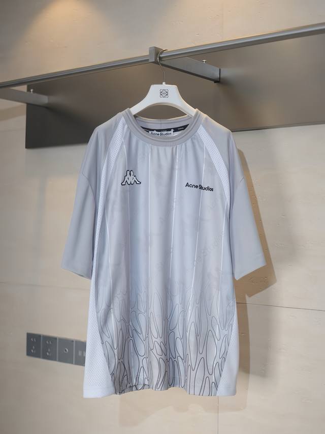 Acne Studios* 25Ss 联名拼接运动短袖T恤 大身面料采用闪光平纹布 吸湿速干 三中面料 两种洞布 拼接而成 胸前滴胶 后领捆采用织带印花而成 S