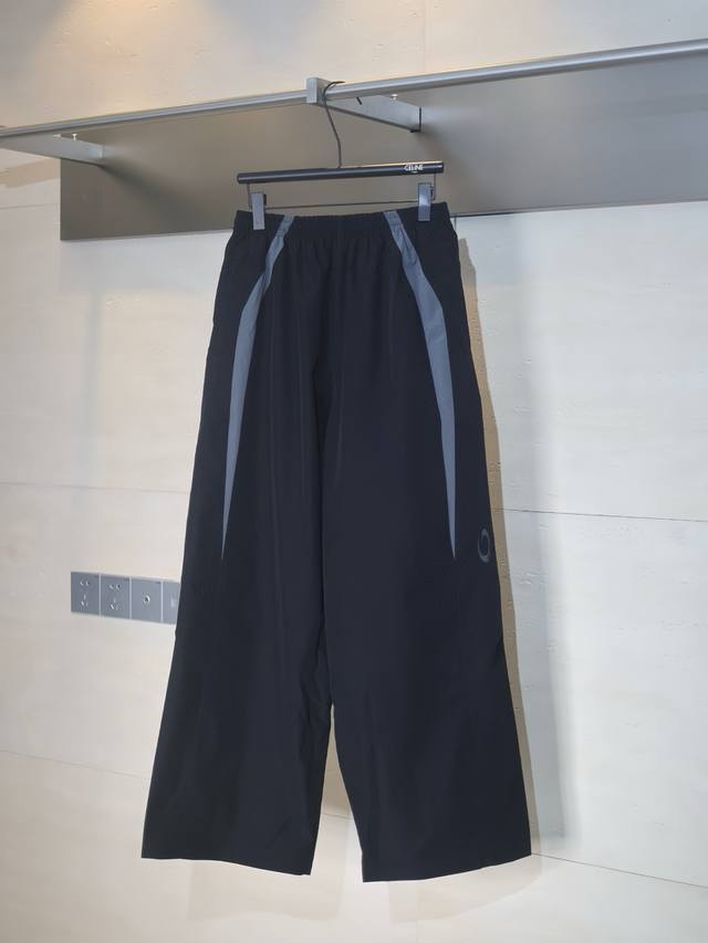 Balenciaga* 巴黎25新款拼接尼龙刺绣冲锋长裤 进口尼龙功能性面料，经纬三线混纺，手感舒适透气。采用3D立体剪裁，前胸Loop Sports Icon