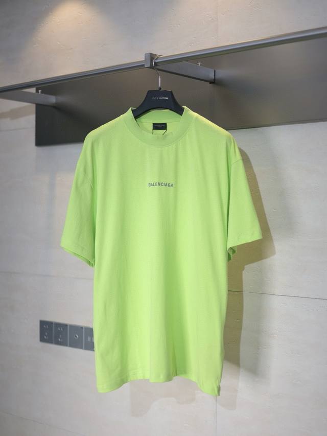 Balenciaga* 巴黎 25Ss 刺绣标语短袖T恤 采用复古平纹230G面料，榻榻米绣运用于后幅刺绣图案，高精度运转的机械设备打造榻榻米绣花了。采用定染丝