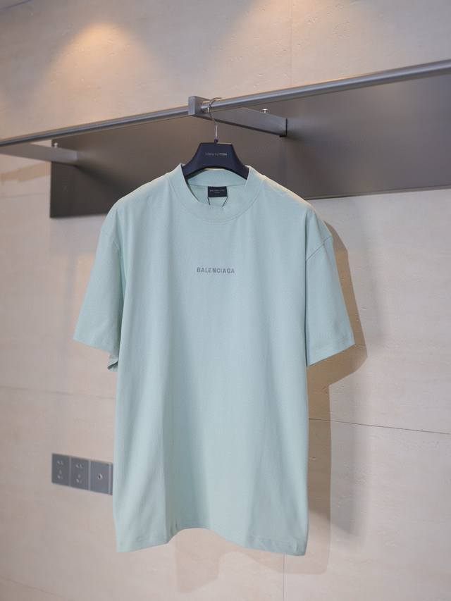 Balenciaga* 巴黎 25Ss 刺绣标语短袖T恤 采用复古平纹230G面料，榻榻米绣运用于后幅刺绣图案，高精度运转的机械设备打造榻榻米绣花了。采用定染丝