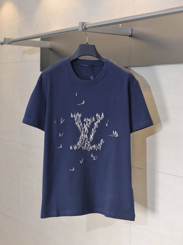 Lv 路易 25Ss 帆船标识刺绣短袖T恤 致意跨大西洋航游之旅的繁华港口，以妙趣笔触描绘 Lv Regatta 图案，可轻松升级夏日造型。胸前帆船刺绣巧筑大号