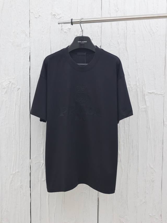 Prada* 普拉达 25Ss标志性皇冠刺绣字母短袖 采用32支双纱面料克重280克纯棉营造，纺织密度高，垂感佳，不易变形，厚织感加上紧密纺纱工艺，不会影响Te