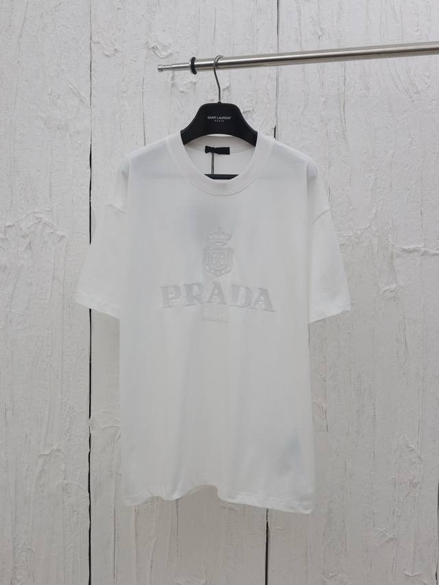 Prada* 普拉达 25Ss标志性皇冠刺绣字母短袖 采用32支双纱面料克重280克纯棉营造，纺织密度高，垂感佳，不易变形，厚织感加上紧密纺纱工艺，不会影响Te