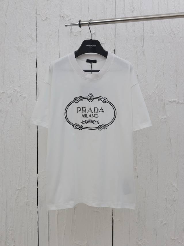 Prada* 普拉达 25Ss标志性Logo皇冠串珠刺绣字母短袖 采用32支双纱面料克重280克纯棉营造，纺织密度高，垂感佳，不易变形，厚织感加上紧密纺纱工艺，