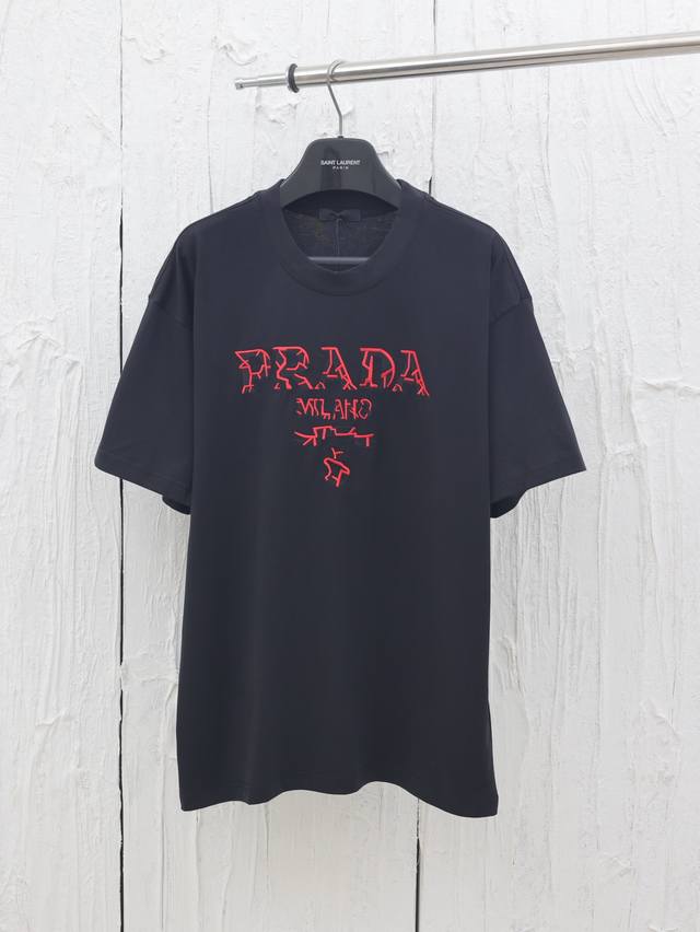 Prada* 普拉达 25Ss 爆裂纹Logo印花短袖T恤 胸口搭配红黑两色印花，整体呈现破碎与立体感 采用260G棉质布料40支双纱面料，纺织密度高，垂感佳，