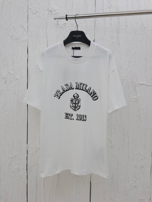 Prada* 普拉达25Ss圆领章仔字母短袖 采用32支双纱面料克重280克纯棉营造，纺织密度高，垂感佳，不易变形，厚织感加上紧密纺纱工艺，不会影响Tee的透气