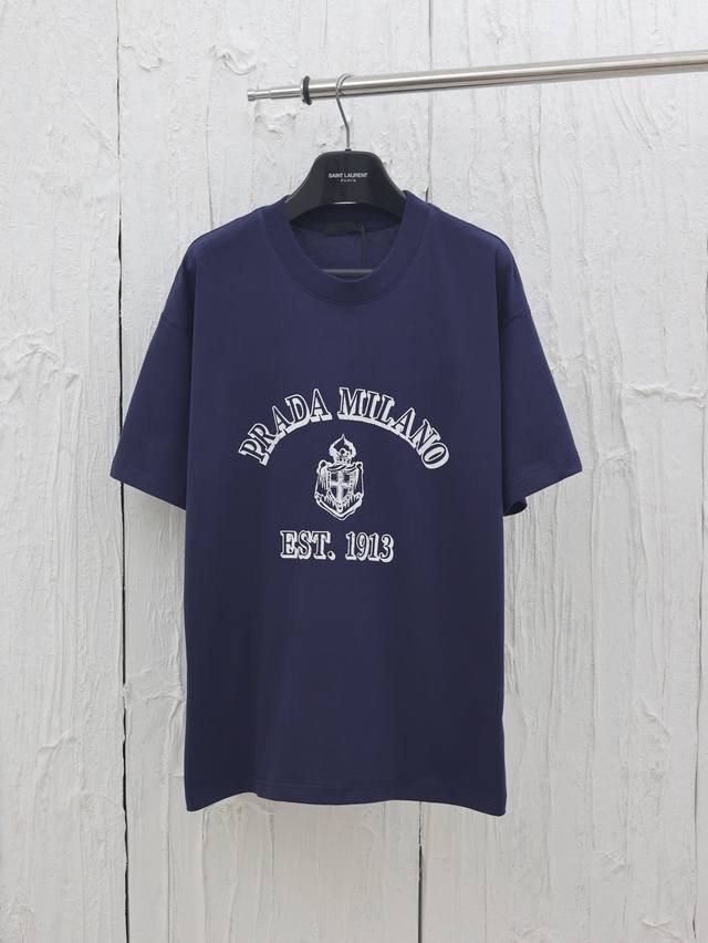 Prada* 普拉达25Ss圆领章仔字母短袖 采用32支双纱面料克重280克纯棉营造，纺织密度高，垂感佳，不易变形，厚织感加上紧密纺纱工艺，不会影响Tee的透气