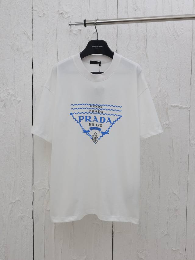 Prada* 普拉达 25Ss新款拼色印花短袖T恤 此款采用16支260克精梳赛络纺纱无尘烧毛加食毛工艺，成衣后加柔洗水克重达280克，同缸染1*1拉架罗纹保证