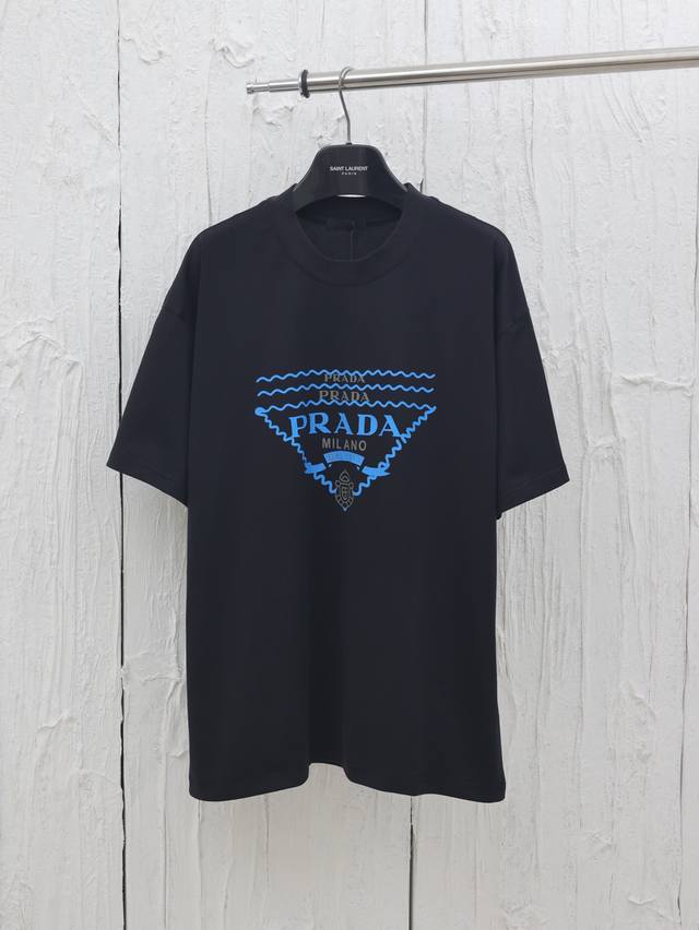 Prada* 普拉达 25Ss新款拼色印花短袖T恤 此款采用16支260克精梳赛络纺纱无尘烧毛加食毛工艺，成衣后加柔洗水克重达280克，同缸染1*1拉架罗纹保证