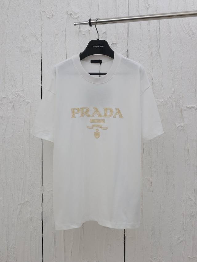 Prada* 普拉达25Ss新款浮雕字母短袖T恤 浮雕字母标识，品相超级完美，前幅经典立体浮雕字母标识，超简单的字母设计，搭配 可提升搭配亮点内里叠穿打底也一样