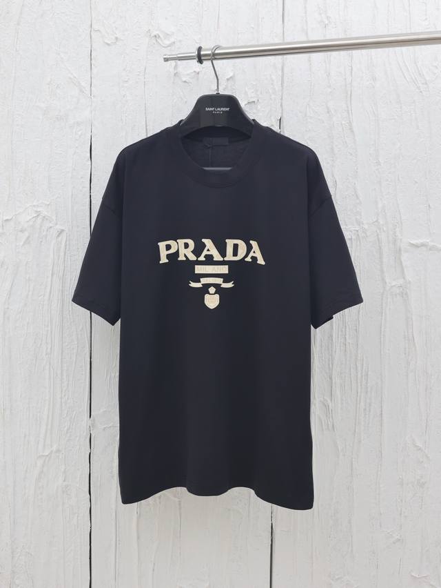 Prada* 普拉达25Ss新款浮雕字母短袖T恤 浮雕字母标识，品相超级完美，前幅经典立体浮雕字母标识，超简单的字母设计，搭配 可提升搭配亮点内里叠穿打底也一样