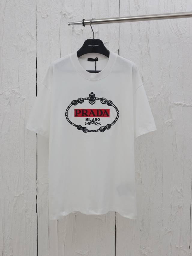 Prada* 普拉达25Ss圆领立体刺绣短袖 采用32支双纱面料克重280克纯棉营造，纺织密度高，垂感佳，不易变形，厚织感加上紧密纺纱工艺，不会影响Tee的透气