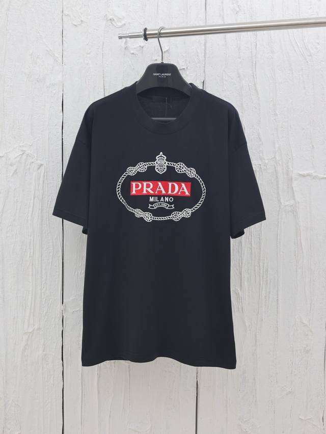 Prada* 普拉达25Ss圆领立体刺绣短袖 采用32支双纱面料克重280克纯棉营造，纺织密度高，垂感佳，不易变形，厚织感加上紧密纺纱工艺，不会影响Tee的透气