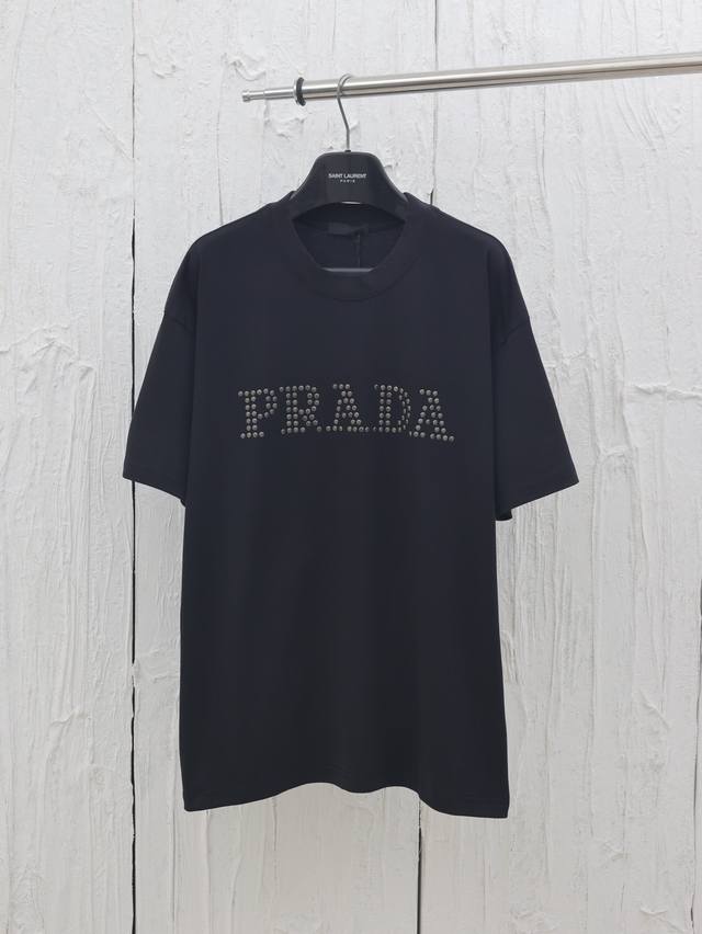 Prada* 普拉达25Ss春夏新款柳丁短袖T恤 经典三角标五金装饰，前幅品牌字母柳丁装饰，精心排列镶嵌，颗颗闪耀，在低调中释放璀璨光芒，瞬间提升整件的华丽感，