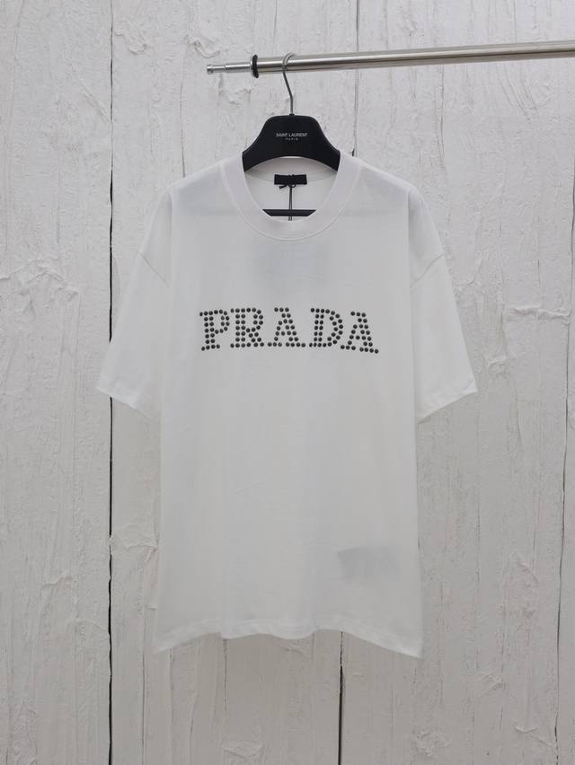 Prada* 普拉达25Ss春夏新款柳丁短袖T恤 经典三角标五金装饰，前幅品牌字母柳丁装饰，精心排列镶嵌，颗颗闪耀，在低调中释放璀璨光芒，瞬间提升整件的华丽感，
