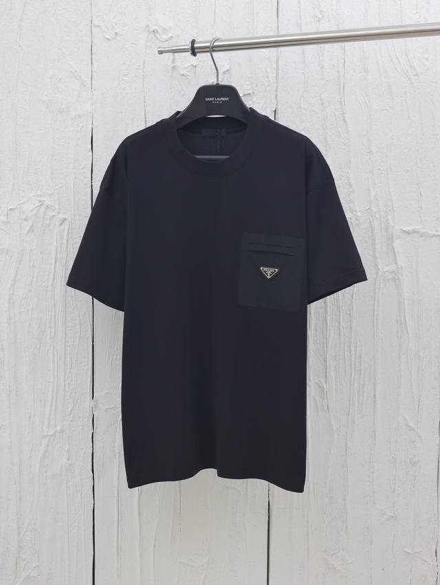 Prada* 普拉达25Ss胸前拉链口袋短袖 采用原板50支再生尼龙面料，配套螺纹1*1索罗娜280克，定制拉头电镀亮黑 拉牙采用欧款牙. 皮标表面采用不锈钢材