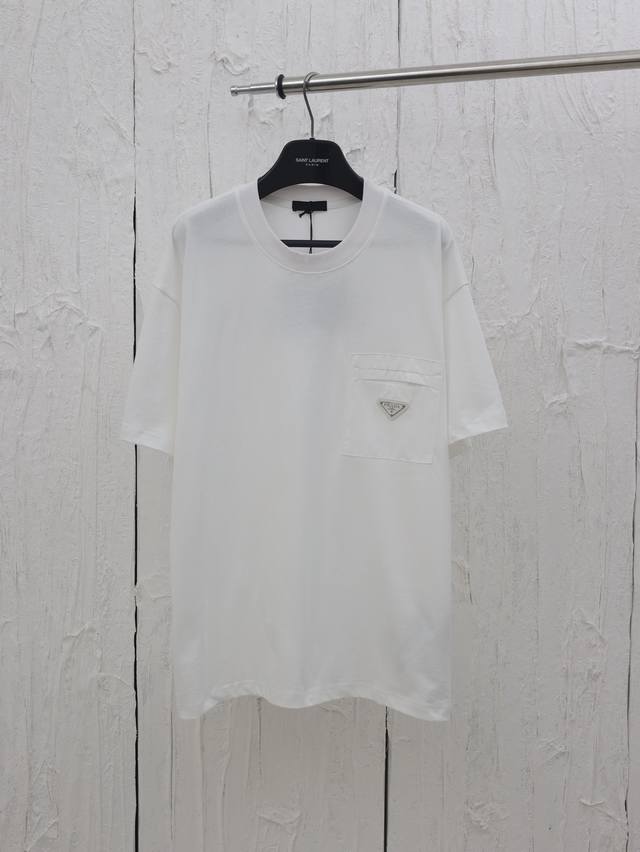 Prada* 普拉达25Ss胸前拉链口袋短袖 采用原板50支再生尼龙面料，配套螺纹1*1索罗娜280克，定制拉头电镀亮黑 拉牙采用欧款牙. 皮标表面采用不锈钢材