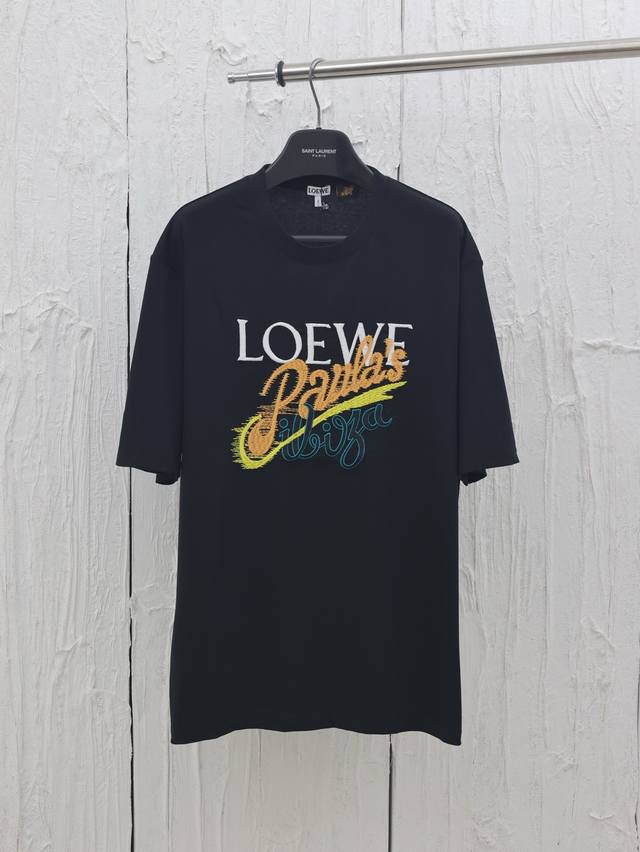 Loew* 罗意威 夏日系列度假绣花短袖 面料采用210G轻质纯棉紧密棉面料，胸前饰有 Anagram刺绣，对版对色选用适合相应颜色和粗细的刺绣线 简约垂直圆领