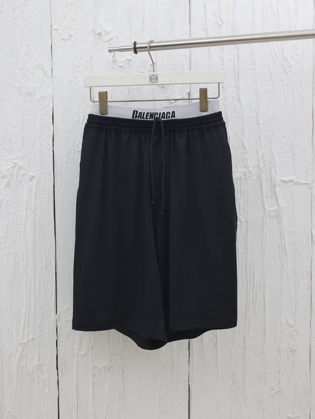 Balenciaga* 巴黎25Ss 双腰网眼短裤 采用高密度聚酯纤维混纺网眼布，经过特殊编织工艺，确保透气性与结构稳定性。网孔大小经过精密计算，平衡了透风性和