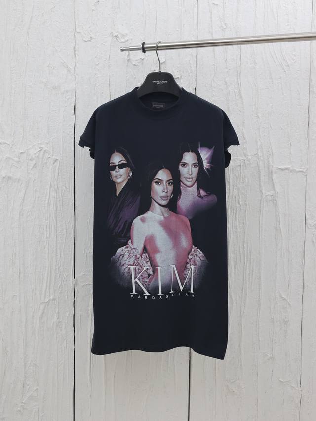 Balenciaga* 巴黎25Ss Kimi艺术磨烂无袖T恤 正面以Kimk艺术作品直喷印花，后面以艺术签名印花 ，右袖刺绣英文磨烂做旧无袖，面料采用巴黎Zp