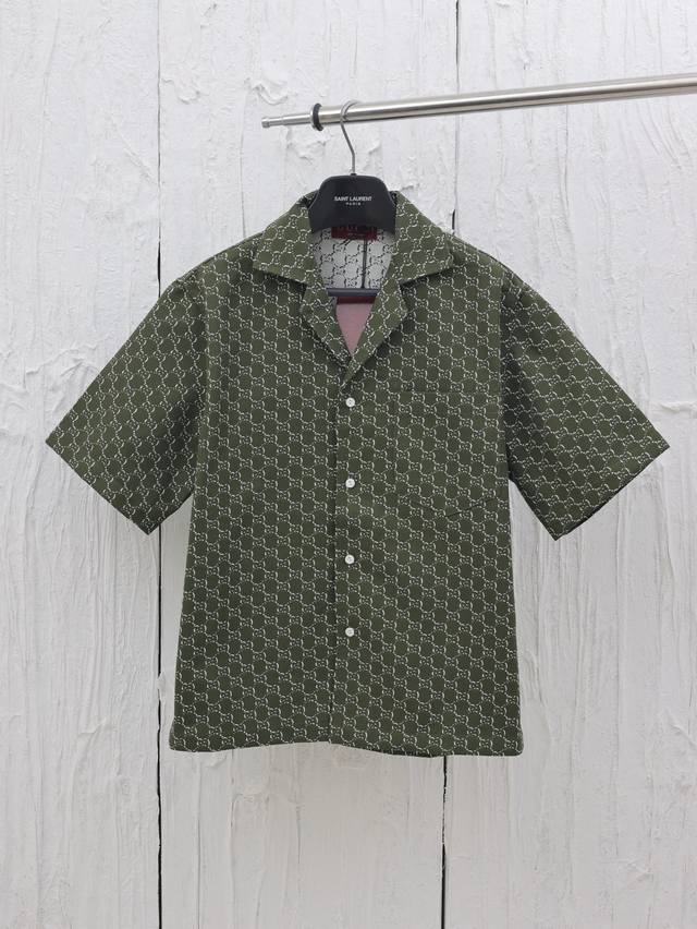 Gucci* 古驰25新款Lido系列满印双G短袖衬衫 作为 Lido系列的一部分，这件单品从意大利海岸的夏日风情和海滩俱乐部汲取灵感。这款常规版型短袖以灰色和