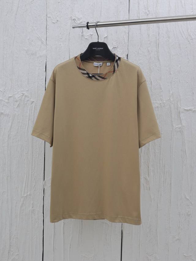 Burberry* 巴宝莉25Ss格子领圆领短袖T恤 230G 采用15S精棉平纹，格子提花罗纹工艺是其品牌标志性设计元素之一，结合了经典的Nova Check