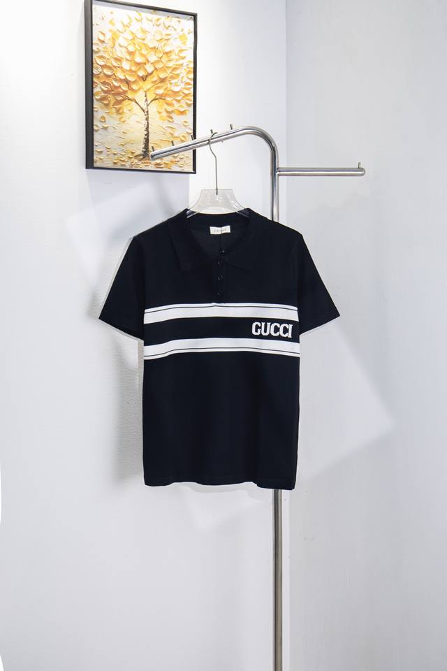 款号：Y182 Gucci 古驰新款商务条纹针织Polo衫短袖男女款 经典简约的小标刺绣设计，商务休闲皆宜，不花哨也不单调，百搭不挑人款 颜色：黑色 吊牌 吊粒