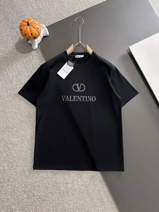 Valentino华伦天奴* 2025春夏款上新 原高版本 华伦天奴 面料采用280克高密度纯棉 不变形 不缩水 工艺介绍：双线走位 进口高温澳钻 简单 百搭