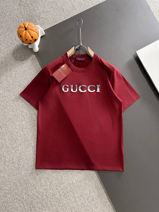 Gucci古驰* 2025春夏款上新 原高版本 古驰 面料采用280克高密度纯棉 不变形 不缩水 工艺介绍： 双线走位 前幅渐变牙刷绣＋后幅Gucci字母刺绣