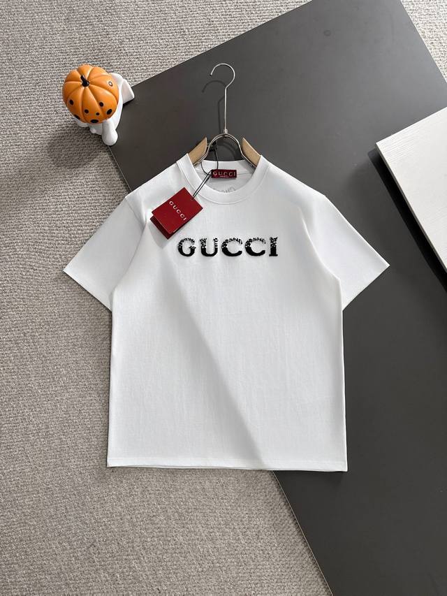 Gucci古驰* 2025春夏款上新 原高版本 古驰 面料采用280克高密度纯棉 不变形 不缩水 工艺介绍： 双线走位 前幅渐变牙刷绣＋后幅Gucci字母刺绣