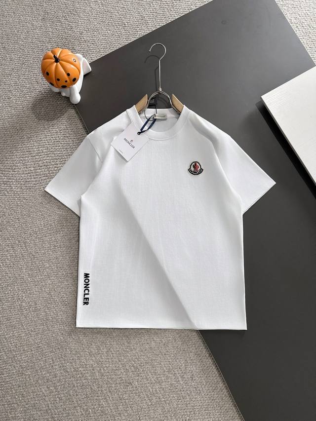 Moncler蒙口* 2025春夏款上新 原高版本 蒙口 面料采用280克高密度纯棉 不变形 不缩水 工艺介绍： 双线走位 胸口新款羊毛章仔＋百灵达字母刺绣 颜